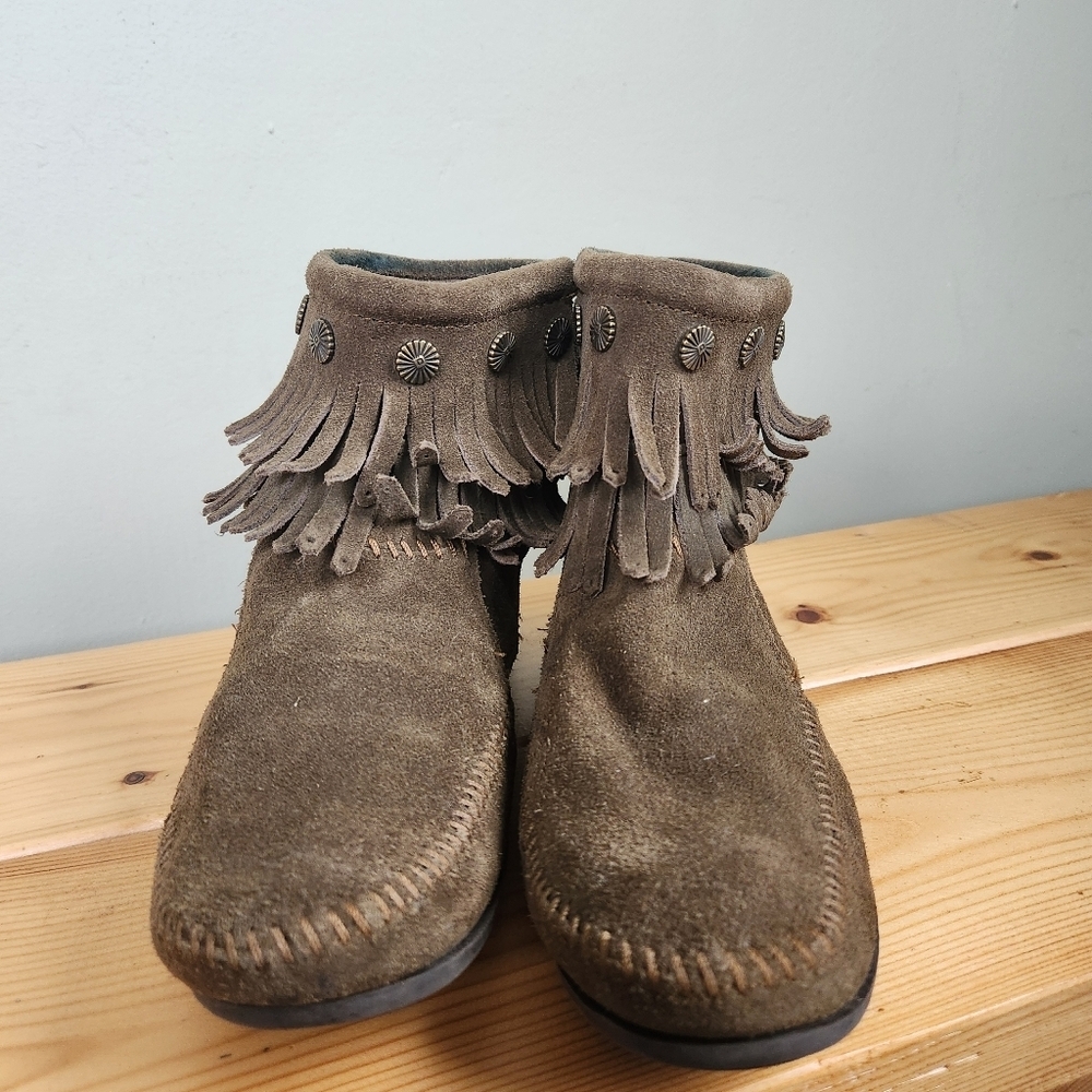 Minnetonka Women’s Double Fringe Side Zip Suede Boots – Green/Grey – Size 8 - Picture 5 of 10